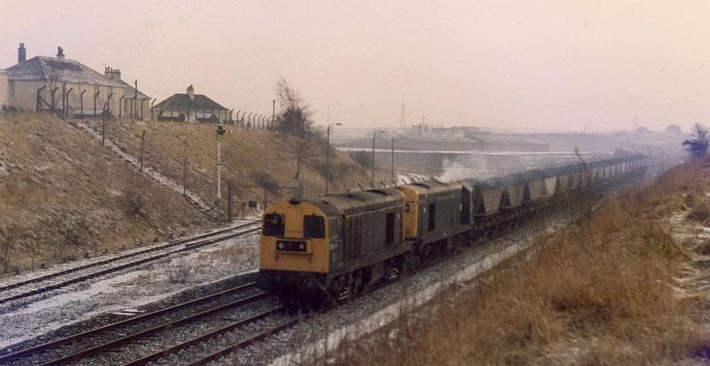 Photo of 860113 20171 and 20097 pass Hurlford box with a Knockshinnoch to Ayr harbour coal train.jpg