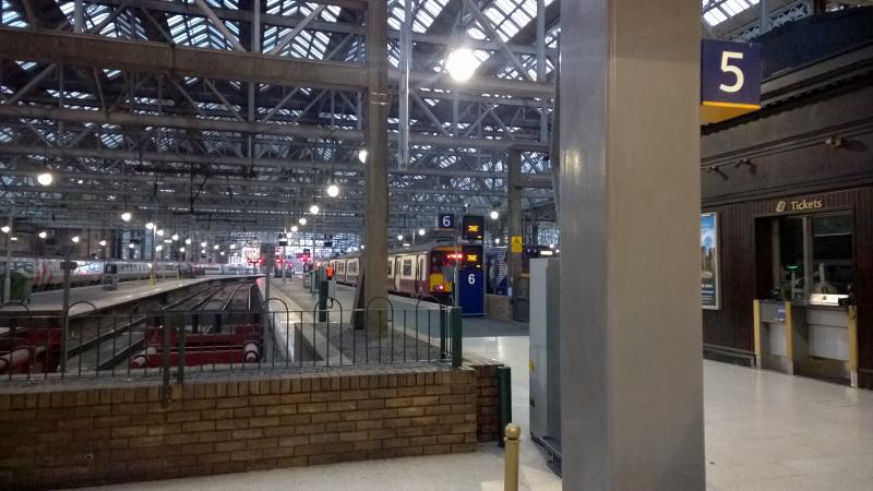 Photo of 318 254 at Glasgow Central High Level