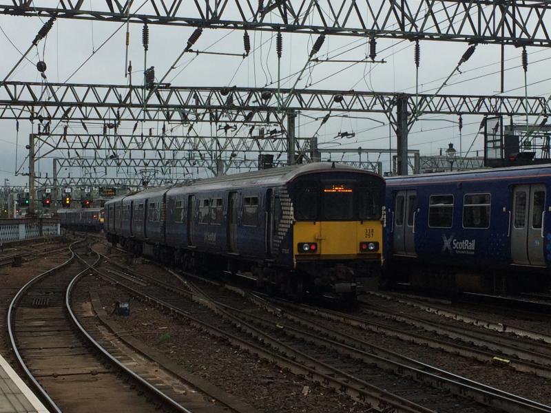 Photo of 318257 departs Glasgow Central