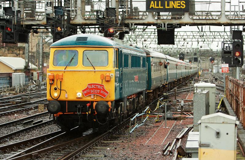 Photo of 87002 arrives at Glasgow Central with the Electric Scot