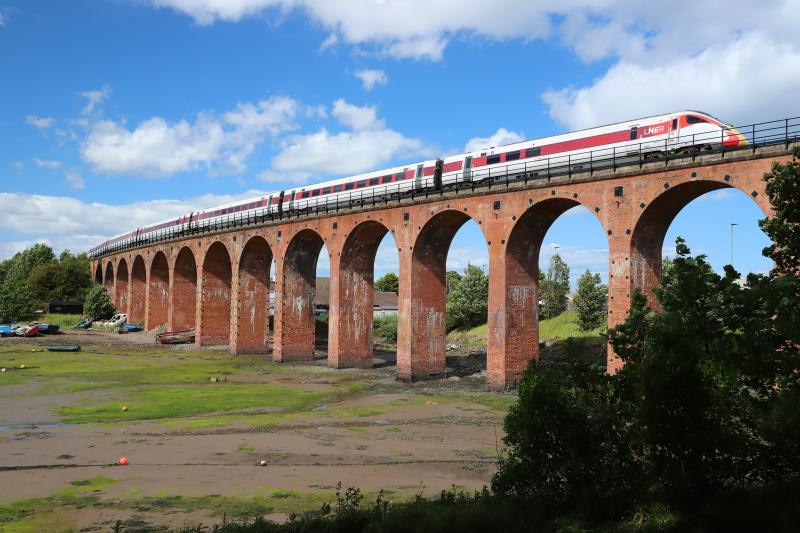 Photo of 800 107 crossing Rossie viaduct.