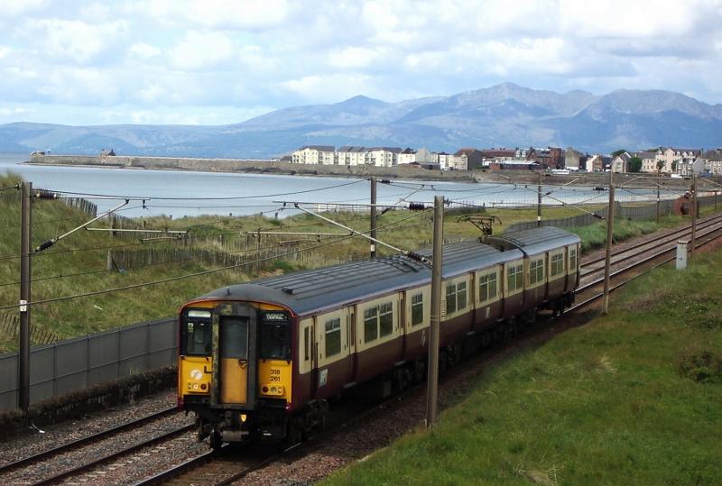 Photo of Class 318 and some Peaks