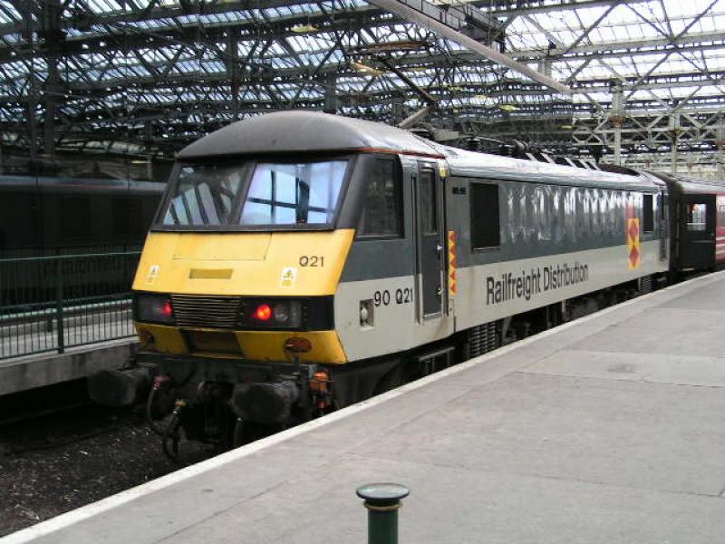 Photo of 90021 at Edinburgh Waverley